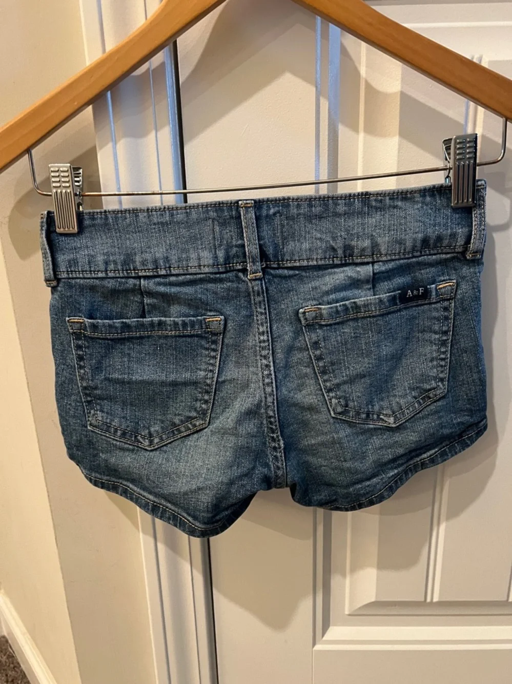 Abercrombie mid rise Shortie Jean Shorts size 9/10